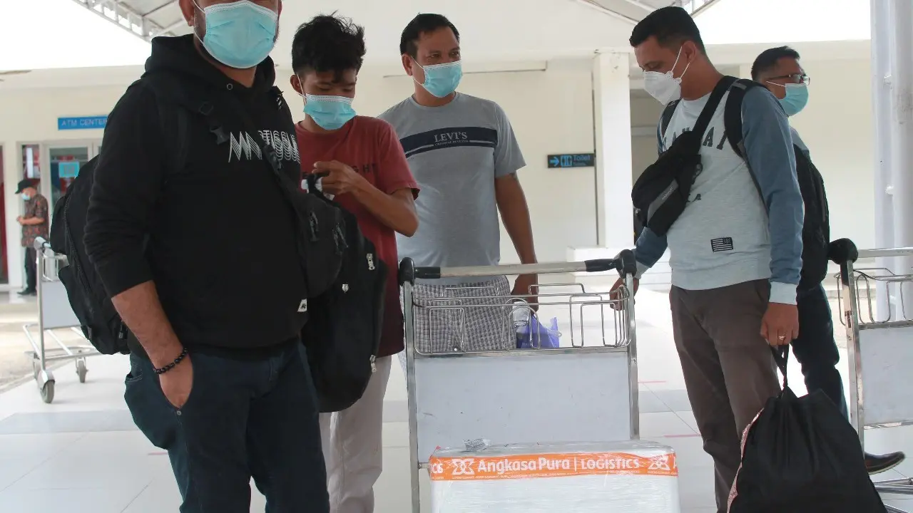 Tersangka pemasok narkoba ke NTT, dikawal tim Resnarkoba Polda NTT saat tiba di bandara El Tari Penfui Kupang` (Foto Istmewah)