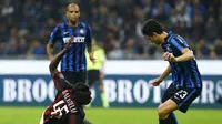 Andrea Ranocchia (R) of Inter Milan during the Italian Serie A soccer match at the San Siro stadium in Milan, Italy, September 13, 2015. REUTERS/Stefano Rellandini