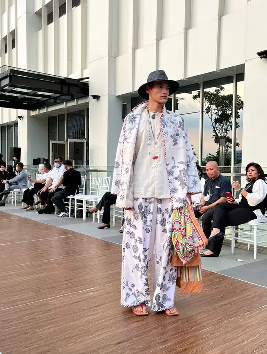 <p>Untuk koleksi pria, Edward Hutabarat menawarkan potongan setelan, dan jaket yang mengacu prinsip fleksibilitas. Setiap koleksi berusaha disuguhkan agar tetap versatile, baik dalam tampilan formal namun juga kasual. / Foto: Adinda Tri Wardhani- Fimela.com.</p>