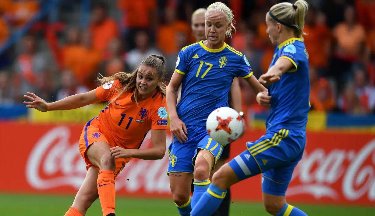 Aksi Lieke Martens (kiri) saat menendang bola dari kawalan dua pemain Swedia pada pertandingan UEFA Women's Euro 2017 di stadion De Vijverbeg di Doetinchem (29/7). (AFP Photo/ Daniel Mihailescu)