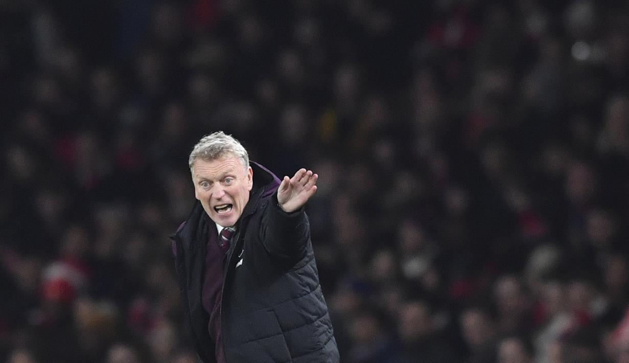 Pelatih West Ham United, David Moyes saat memberikan arahan kepada anak asuhnya pada laga Piala Liga Inggris di Emirates Stadium, London, (19/12/2017). Arsenal menang 1-0. (AFP/Ben Stansall)