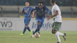 Aksi Michael Essien saat melewati adangan pemain PS TNI pada lanjutan Liga 1 2017 di Stadion Si Jalak Harupat, Sabtu (05/8/2017). Essien mencetak satu gol pada laga ini. (Bola.com/Nicklas Hanoatubun)