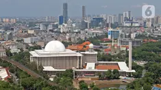 Suasana gedung perkantoran dilihat dari ketinggian di Jakarta Pusat, Kamis (30/1/2020). Berdasarkan data Kementerian Pekerjaan Umum dan Perumahan Rakyat, ruang terbuka hijau (RTH) yang ada di Jakarta baru 9,98 persen atau kurang dari syarat minimum yaitu 30 persen. (Liputan6.com/Herman Zakharia)