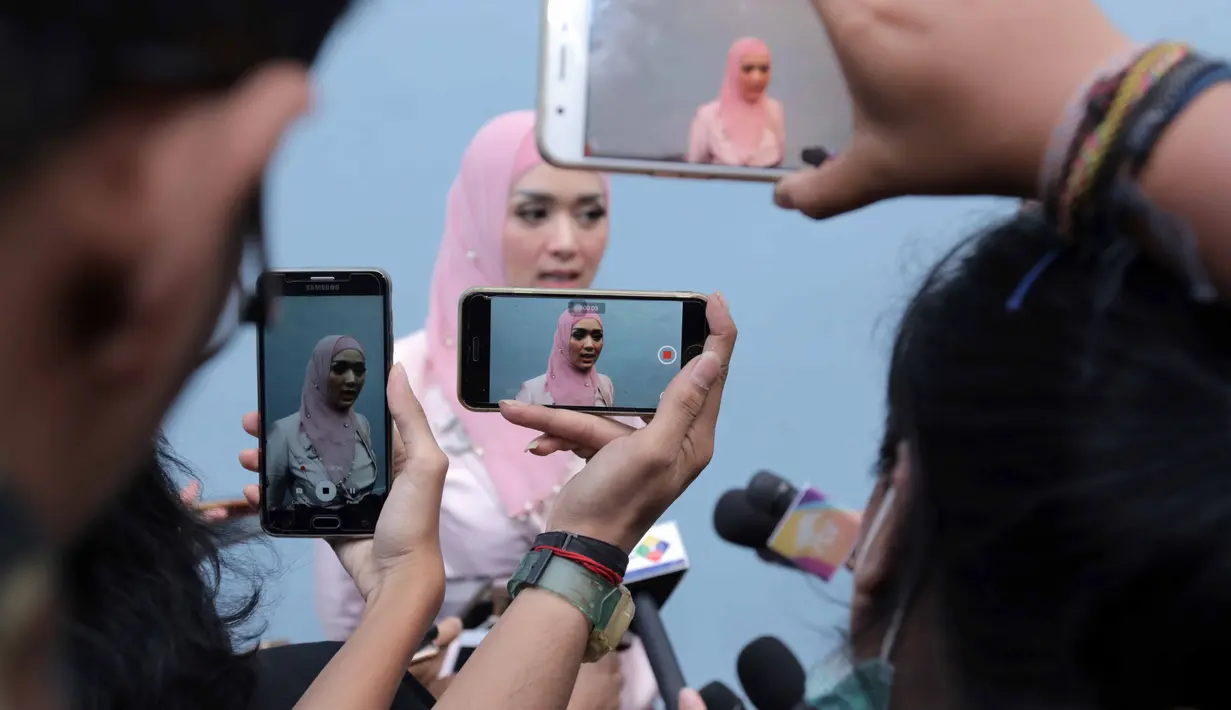 "Baik-baik. Komunikasi saat ini memang berkurang nggak kaya biasanya. Dalam perceraian saya ingin semuanya baik-baik karena awalnya berjalan baik-baik," terangnya. (Nurwahyunan/Bintang.com)