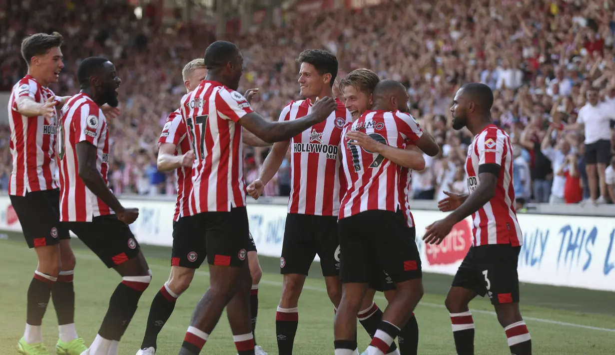 Gelandang Brentford, Mathias Jensen (ketiga kiri) berselebrasi dengan rekan satu timnya setelah mencetak gol ke gawang Manchester United pada pertandingan lanjutan Liga Inggris di Gtech Community Stadium di London, Sabtu (13/8/2022). Brentford menang telak atas MU 4-0. (AP Photo /Ian Walton)