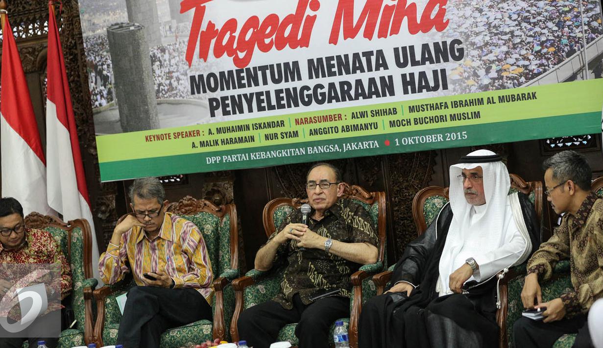 Narasumber Alwi Shihab (tengah) memberikan keterangan saat diskusi Tragedi Mina di Jakarta, Kamis (1/10/2015). Diskusi membahas situasi jamaah haji Indonesia paska tragedi Mina. (Liputan6.com/Faizal Fanani)