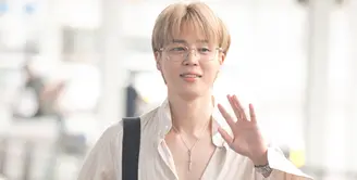 Jimin BTS dipastikan bakal hadir di Paris Fashion Week untuk pertunjukkan busana Dior. Ia terlihat di Bandara Incheon menuju Paris [Dior]