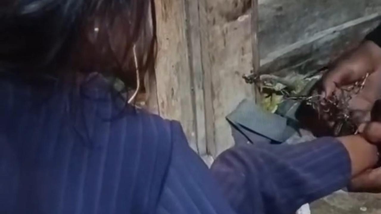 Orang tua di Kabupaten Mesuji, Lampung, tega merantai kaki anak perempuannya yang masih berumur 6 tahun di dalam rumah sendirian