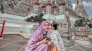 Pertama sampai di Thailand, mereka mengunjungi Wat Arun