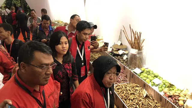 Saat Rakernas PDIP, Risma juga melihat pameran rempah-rempah nusantara.