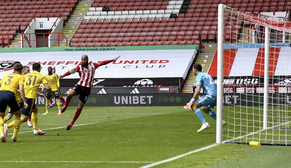 Pemain Sheffield United David McGoldrick mencetak gol ke gawang Arsenal pada putaran keenam Piala FA di Bramall Lane, Sheffield, Inggris, Minggu (28/6/2020). Arsenal melaju ke semifinal Piala FA usai menaklukkan Sheffield United 2-1. (Oli Scarff/Pool via AP)