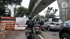 Kendaraan terjebak macet saat melintas di Jalan Kapten Tendean, Mampang Prapatan, Jakarta, Senin (5/4/2021). Kemacetan arus lalu lintas dari arah Jalan Kapten Tendean menuju kawasan Blok M itu disebabkan adanya proyek galian kabel Sarana Jaringan Utilitas Terpadu. (merdeka.com/Iqbal S Nugroho)