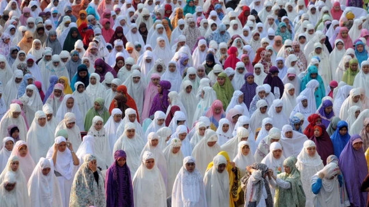 Warga Ibu Kota laksanakan salat Idul Adha di Jalan Salemba