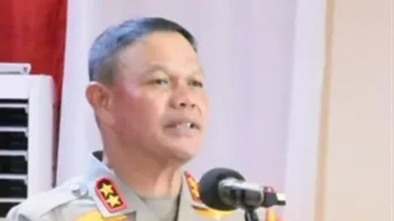 "Jangan pernah ada yang berpikir untuk menyakiti masyarakat. Dengan kita mau jalin hubungan yang baik dengan masyarakat, insya Allah seberat apapun tugas kita akan menjadi ringan," tutupnya. <br>
