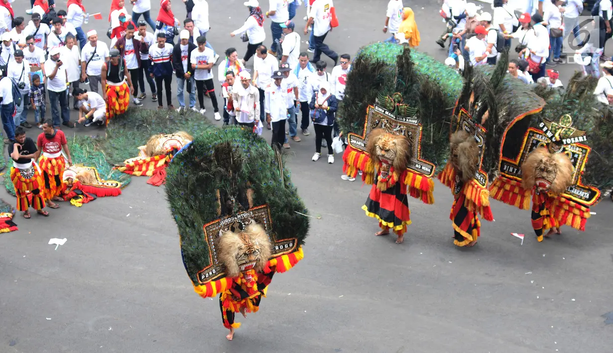 Atraksi kesenian tradisional Reog Ponorogo meramaikan kampanye akbar capres dan cawapres Joko Widodo (Jokowi)-Ma'ruf Amin di Stadion Utama GBK, Senayan, Jakarta, Sabtu (13/15). Kampanye diisi dengan konser musik dari ratusan selebritas bertajuk Konser Putih Bersatu. (Liputan6.com/Herman Zakharia)