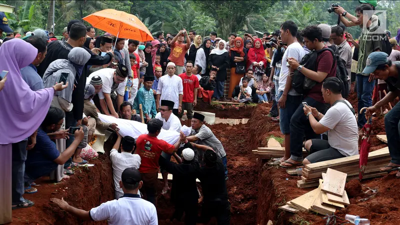 Duka Selimuti Penguburan Massal Korban Kecelakaan Tanjakan Emen