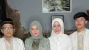 Selebgram dan model itu terlihat menutup auratnya dengan dress berwarna hijau olive yang dipadu dengan outer berlengan balon.