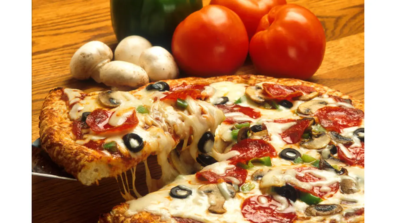 Penerbangan Tertunda, Selamat Nikmati Pizza