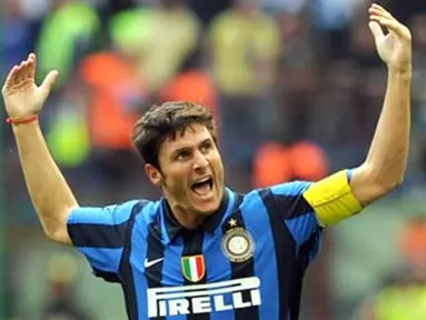 Inter Milan's captain Javier Zanetti celebrates after the goal of Inter Milan's midfielder Patrick Vieira during their Serie A football match Inter Milan vs Siena at San Siro Stadium in Milan on May 11, 2008. AFP PHOTO/GIUSEPPE CACACE