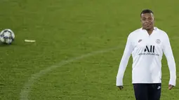 Penyerang Paris Saint-Germain (PSG), Kylian Mbappe tersenyum saat mengikuti sesi latihan tim di Jan Breydel Stadium di Bruges (21/10/2019). PSG akan bertanding pada matchday ketiga Grup A Liga Champions melawan wakil Belgia, Club Brugge. (AFP Photo/Kenzo Tribouillard)