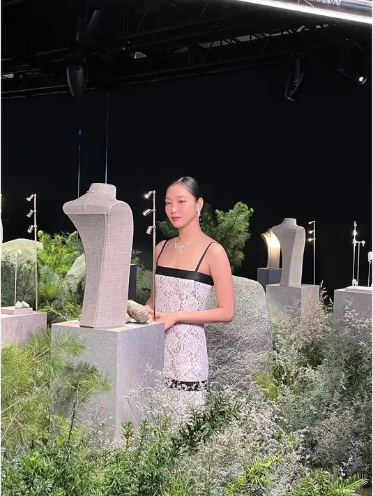 Kim Go Eun juga tampak berseri-seri dalam balutan gaun renda putih, yang dipenuhi dengan perhiasan kelas atas yang berkilauan. Dia sesekali tersenyum malu dalam sesi foto media. (Foto: Instagram/ ggonekim)