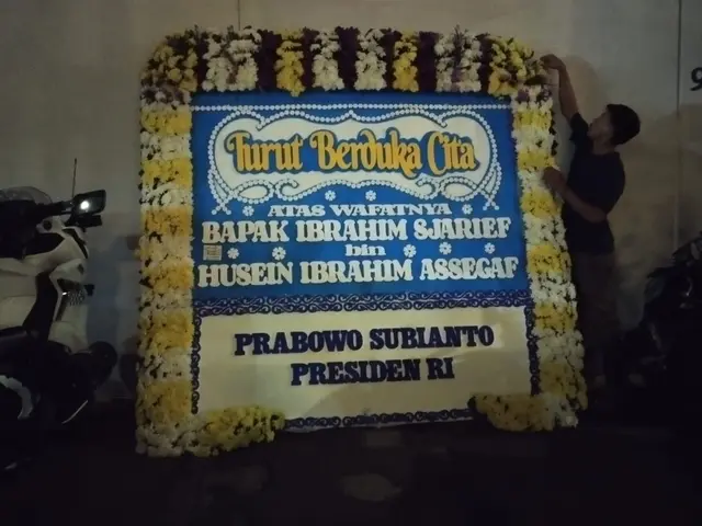 Potret ketegaran anak Najwa Shibab, Izzat Assegaf setia di samping jenazah sang ayah