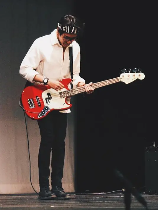 Bukan hanya memerankan sosok Dilan saja, namun Iqbaal memang sudah tampan sejak lama. Banyak yang mengagguminya saat ia tampil di atas panggung memainkan gitar dan melantunkan suara emasnya. (Instagram/iqbaal.e)