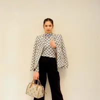 Mikha Tambayong tampil stylish dengan padanan atasan bermotif dengan celana kulot hitam. @miktambayong.