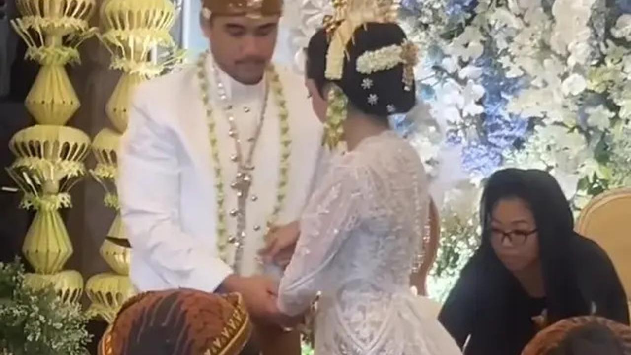 7 Potret Pernikahan Anggika Bolsterli dan Omar Bertema Jawa, Mahar Uang Swiss