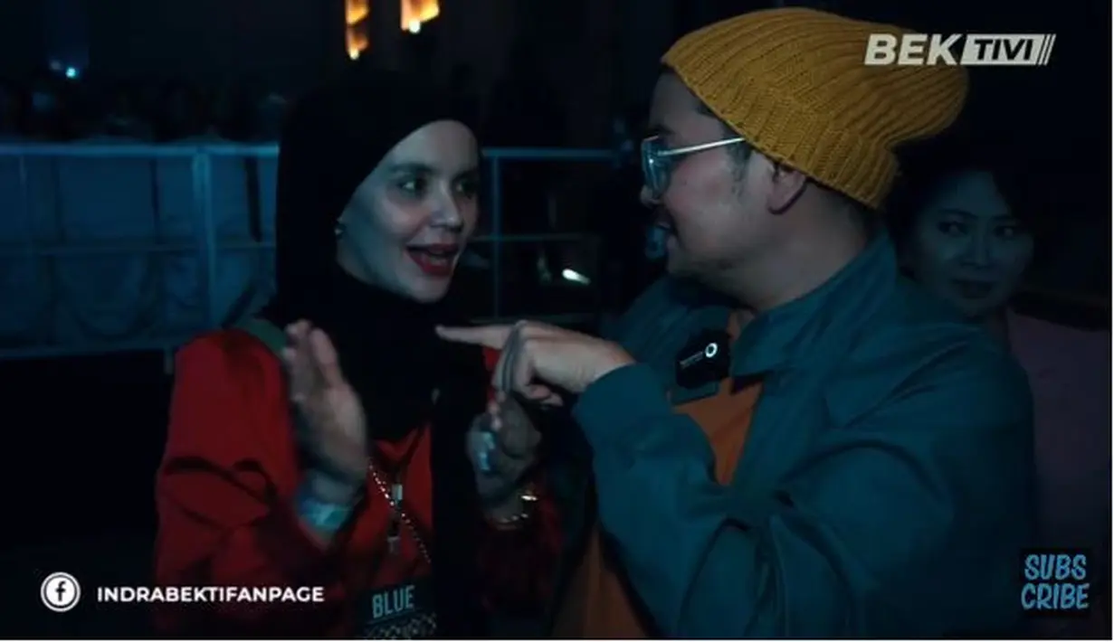 Sejak aksi penggalangan dana, penampilan Aldila pun menjadi sorotan. Di sisi lain, ibu 2 anak itu juga tampak selalu setia menemani dan membagikan kondisi terbaru Bekti. Usai keluar dari rumah sakit, pria 45 tahun itu langsung mendapatkan job sebagai pembawa acara di konser Blue. Aldila juga tampak menemaninya. (Liputan6.com/YouTube/Indra Bekti)