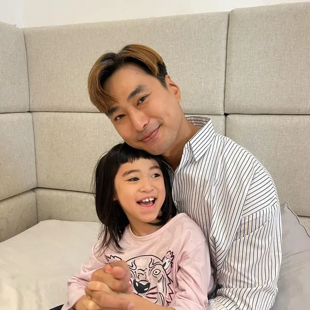10 Potret Jevier Justin dan Istri saat Momong Anak yang Idap Cerebral Palsy, Penuh Kesabaran