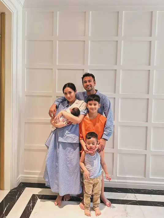 Foto keluarga kecil pertama bareng Baby Lily yang diunggah Raffi dan Nagita di Instagramnya. Tiba-tiba ada bayi perempuan di tengah keluarga Raffi – Nagita, netizen ramai bertanya-tanya ketika itu. Namun pasangan yang menikah tahun 2014 ini memilih untuk merahasikan wajah Lily dan tentang Lily sampai akikah. Hadirnya Lily membuat keluarga kecil Raffi jadi makin berwarna. (Liputan6.com/IG/raffinagita1717)