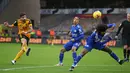 Gelandang Wolverhampton Wanderers, Ruben Neves melepaskan tendangan yang masih melenceng dari gawang Leicester City dalam laga lanjutan Liga Inggris 2020/21 pekan ke-23 di Molineux Stadium, Minggu (7/2/2021). Wolverhampton bermain imbang 0-0 dengan Leicester. (AFP/Nick Potts/Pool)