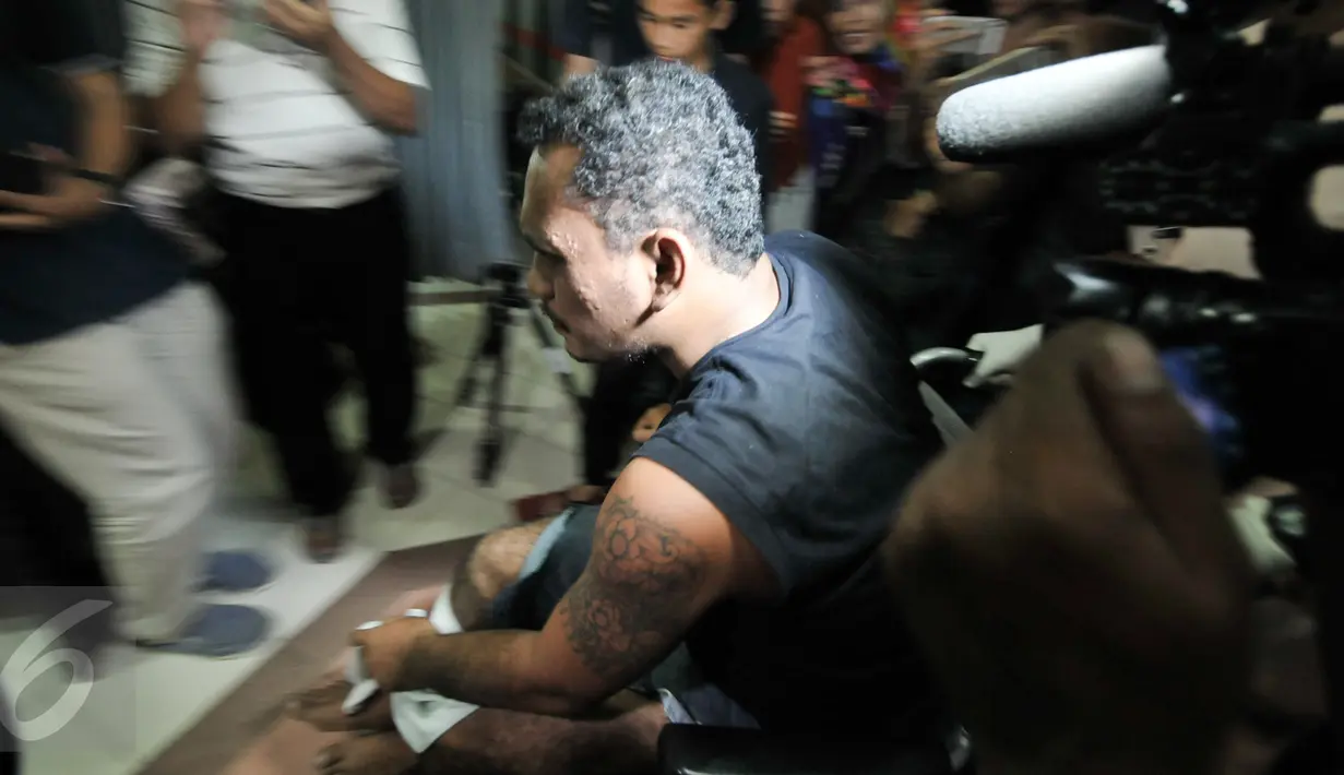 Alfin Bernius Sinaga saat tiba di RS Polri, Kramatjati, Jakarta Timur, Kamis (29/12). Alfin ditangkap di Villamas Indah blok C, Bekasi Utara karena ikut terlibat dalam perampokan disertai penyekapan. (Liputan6.com/Yoppy Renato) 