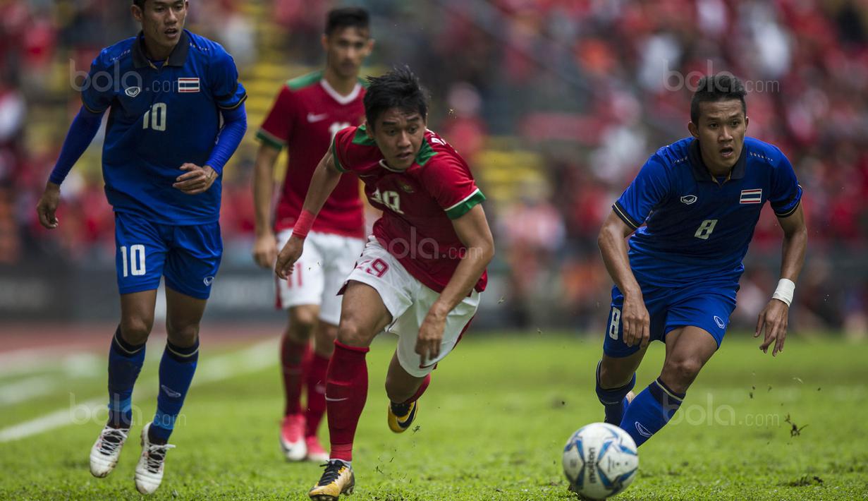 Gelandang Timnas Indonesia, Septian David, menggiring bola saat melawan Thailand pada laga SEA Games di Stadion Shah Alam, Selangor, Selasa (15/8/2017). Kedua negara bermain imbang 1-1. (Bola.com/Vitalis Yogi Trisna)