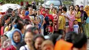Warga mengantre untuk mendapatkan minyak goreng murah yang didistribusikan oleh Sinar Mas pada acara Bazar Rakyat di Rusun Marunda, Jakarta Utara, Kamis (30/6). (Liputan6.com/Angga Yuniar)