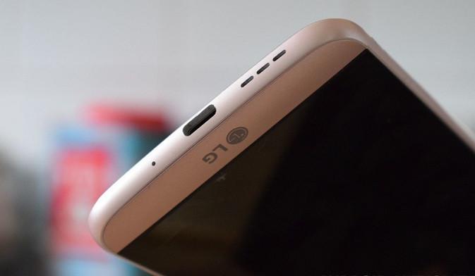 Ilustrasi Port USB smartphone. (Doc: Android Authority)