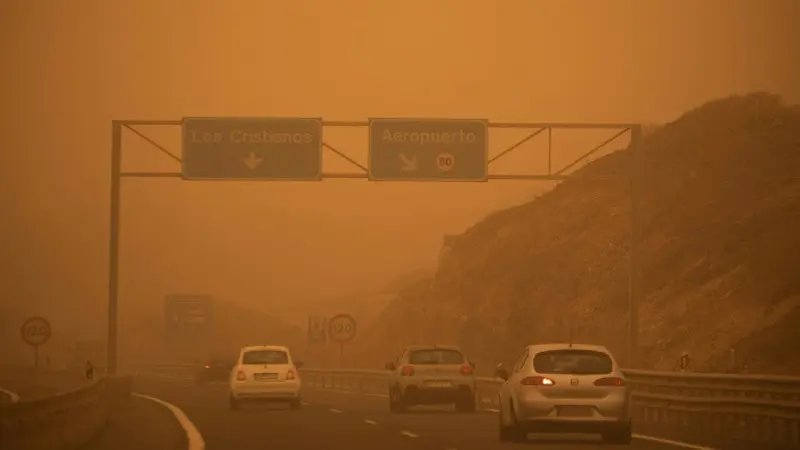 Mobil melaju di jalan raya TF-1 saat badai pasir di Santa Cruz de Tenerife, Spanyol, pada 23 Februari 2020.