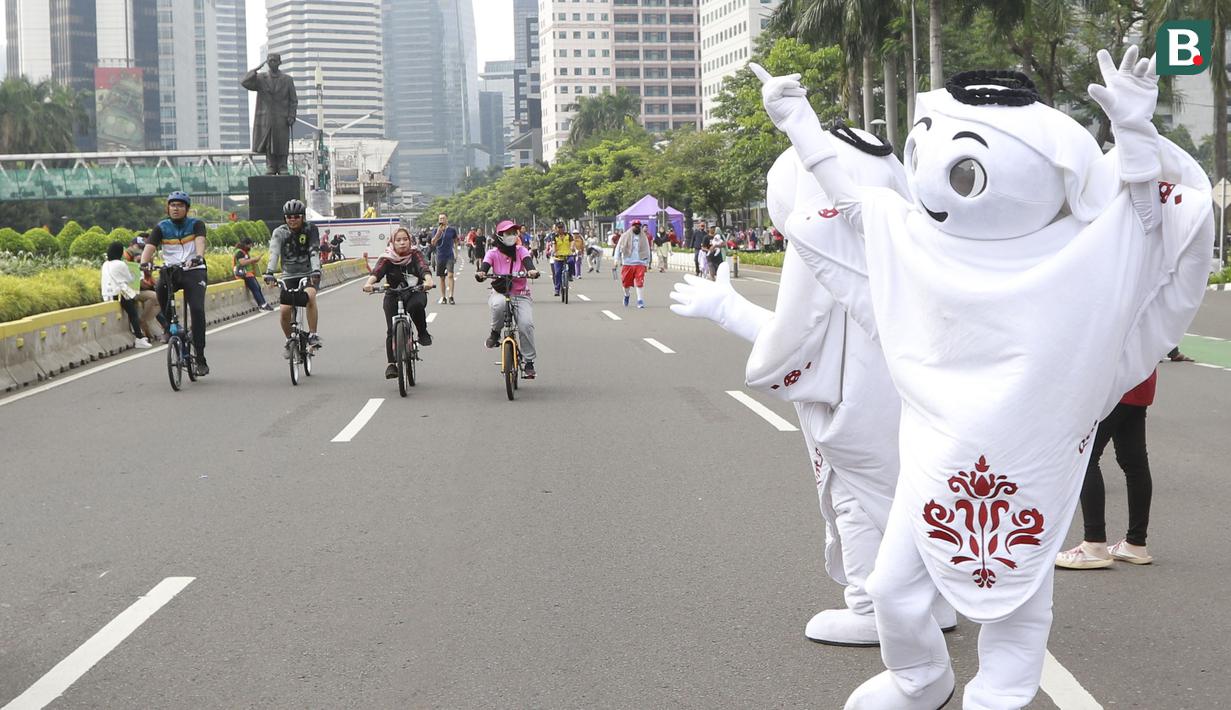 Maskot Piala Dunia 2022, La'eeb, juga menyapa warga Ibukota yang sedang berolahraga saat Car Free Day (CFD) di kawasan Sudirman, Jakarta, Minggu (06/11/2022). (Bola.com/M iqbal Ichsan)