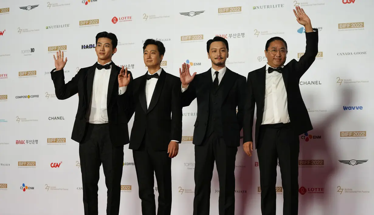 <p>Aktor Ok Taec Yeon, Park Hae Il dan Byun Yo Han serta sutarada Kim Han Min dalam Busan International Film Festival. (Foto: AP Photo/Ahn Young-joon)</p>