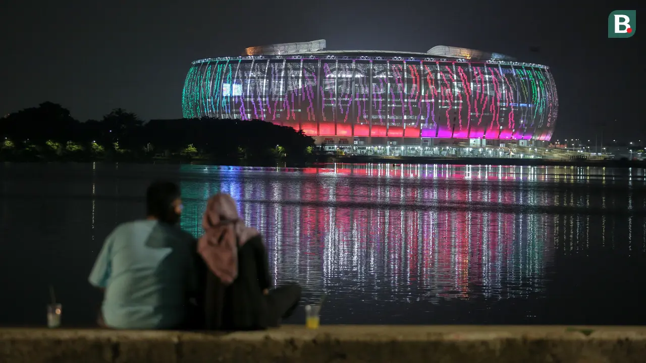 Foto: Menikmati Keindahan Jakarta International Stadium yang Bermandikan Cahaya dari Danau Cincin