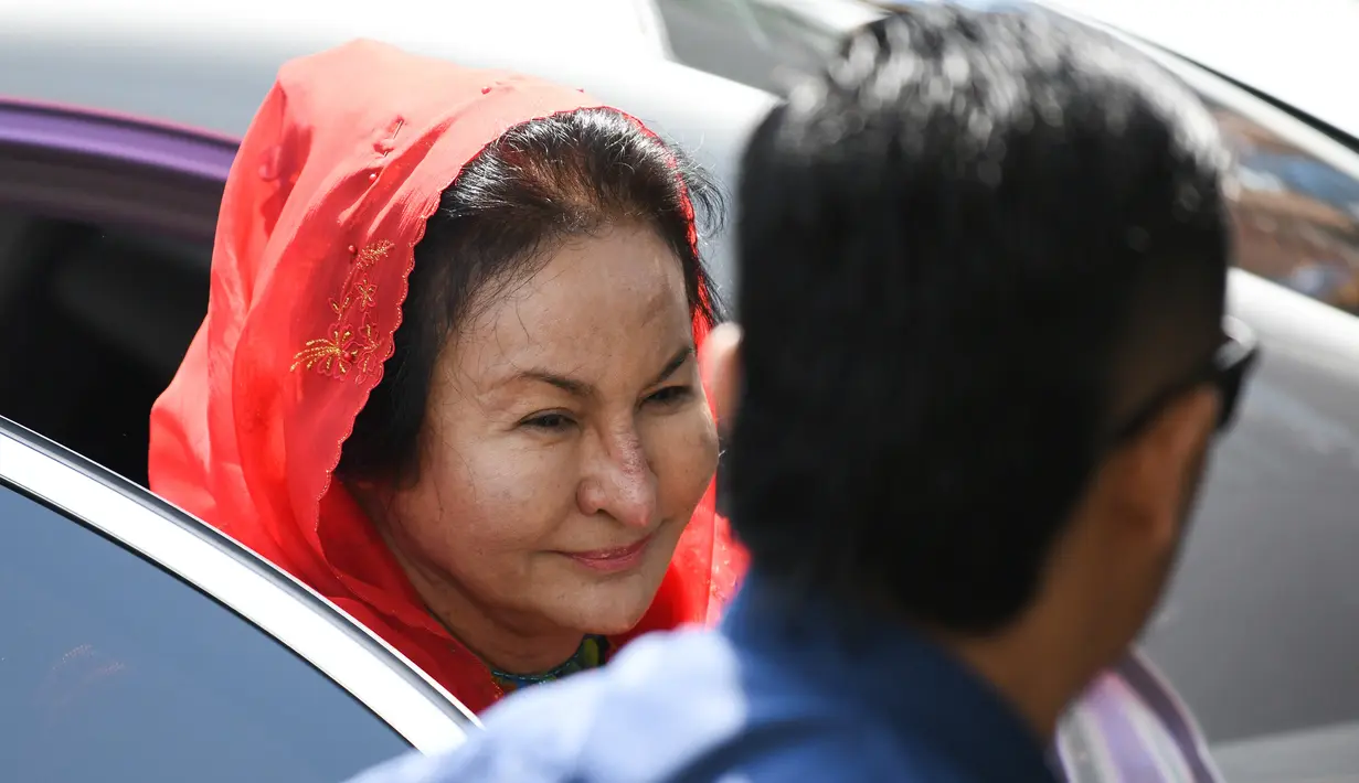 Istri mantan Perdana Menteri Malaysia Najib Razak, Rosmah Mansor turun dari mobil setibanya di Komisi Antikorupsi Malaysia (MACC), Putrajaya, Selasa (6/5). Ini menjadi momen pertama Rosmah dimintai keterangan oleh MACC. (AFP/Mohd RASFAN)