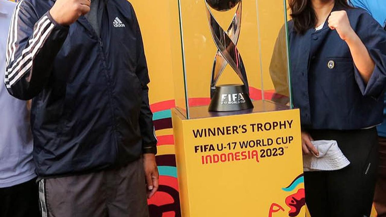 FOTO: Antusiasme Warga Bandung Saksikan Trofi Piala Dunia U-17 2023