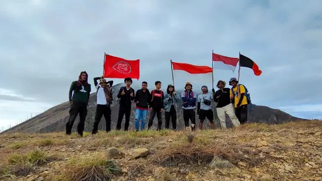 Pendaki di Gunung Iliboleng @salahudin577