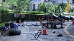 Petugas polisi berjaga di lokasi jatuhnya gondola dari Gedung Intiland Tower Sudirman, Tanah Abang, Jakarta, Rabu (26/10). Seorang teknisi yang sedang menguji coba tewas ketika tiba-tiba gondola itu jatuh dari ketinggian. (Liputan6.com/Gempur M Surya)
