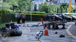 Petugas polisi berjaga di lokasi jatuhnya gondola dari Gedung Intiland Tower Sudirman, Tanah Abang, Jakarta, Rabu (26/10). Seorang teknisi yang sedang menguji coba tewas ketika tiba-tiba gondola itu jatuh dari ketinggian. (Liputan6.com/Gempur M Surya)