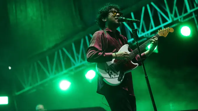 Kunto Aji di panggung KapanLagi Buka Bareng BRI Festival 2024, Sabtu (23/3/2024). [Foto: Adrian Putra/Fimela]