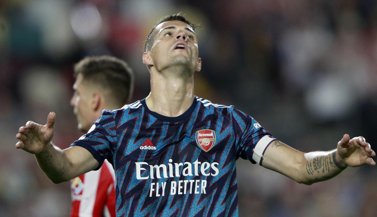 Granit Xhaka. Kapten Arsenal yang sudah membela The Gunners selama 5 musim ini akhirnya menandatangani perpanjangan kontrak hingga 1 tahun ke depan pada 16 Agustus 2021. Hal ini sekaligus mementahkan rumor kepindahannya ke AS Roma yang dihembuskan pelatih Jose Mourinho. (Foto: AP/Ian Walton)