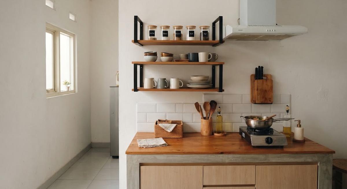 Tempat penyimpanan dapur minimalis modern yang cocok untuk rumah tipe kecil model rak dinding untuk barang yang sering dipakai