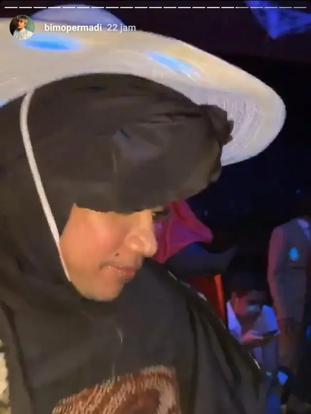 Bubah Alfian Berdandan Ala Melly Goeslaw